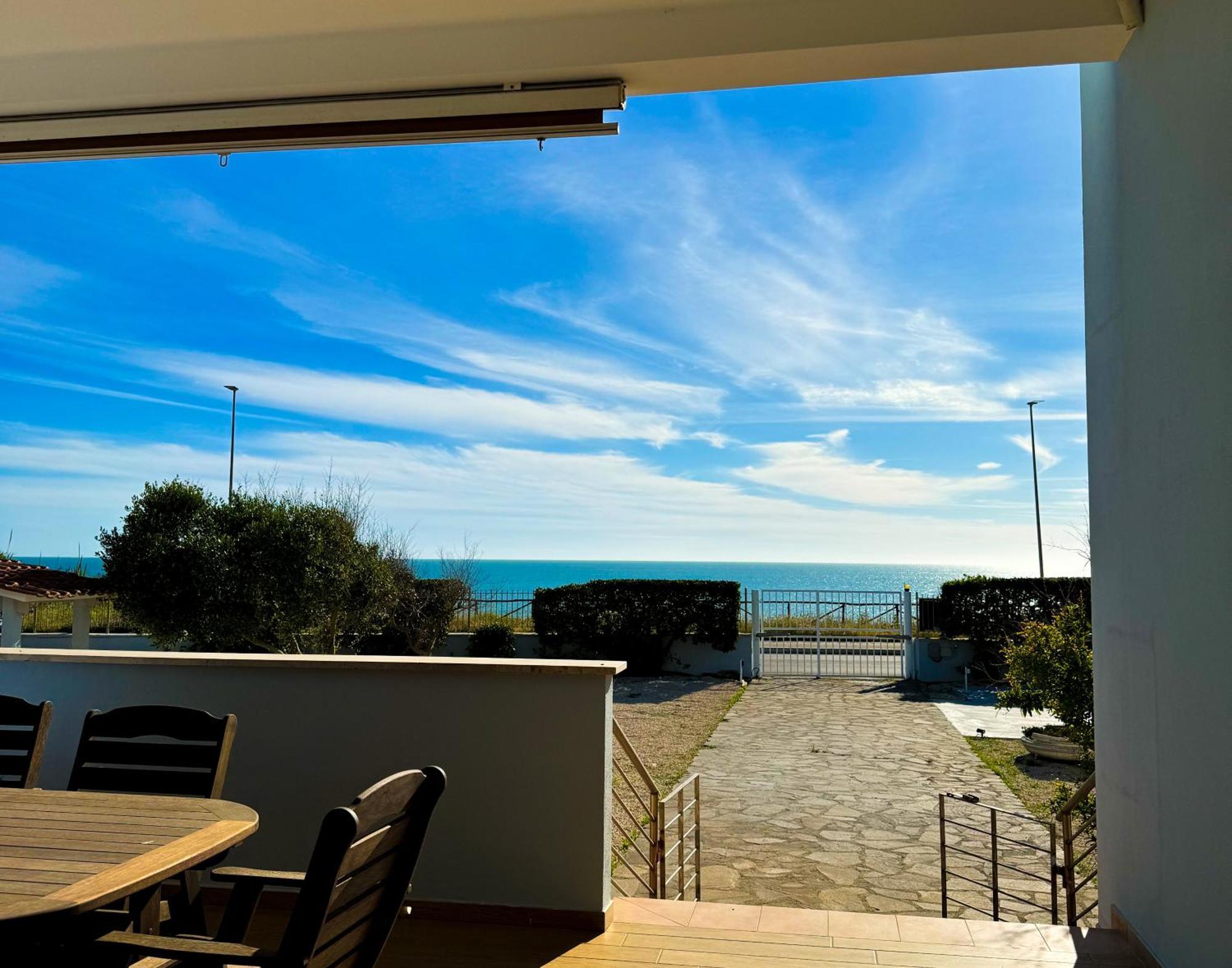Edo House Anzio - Beachfront - Fronte Mare - Affittacamere Extérieur photo